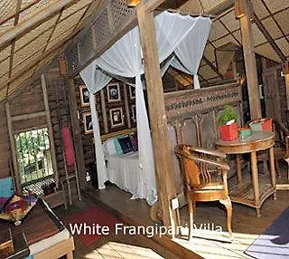 Bon Ton Antique Wooden Villas Pantai Cenang
